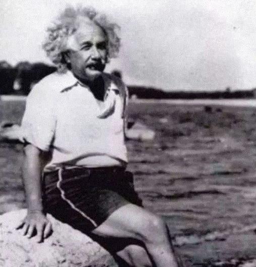 爱因斯坦照片为何只有半身照？看看他穿的鞋子就懂了，果然是天才