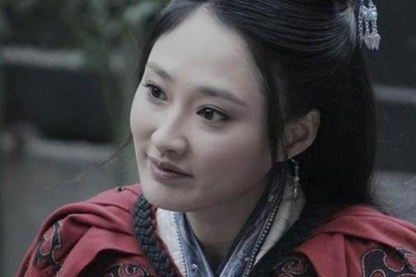 她是东汉第一才女，但婚姻生活不太幸福，有次婚姻和曹操有关