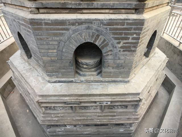 锦州的楼群内还隐藏着一座悠久的古塔和寺院