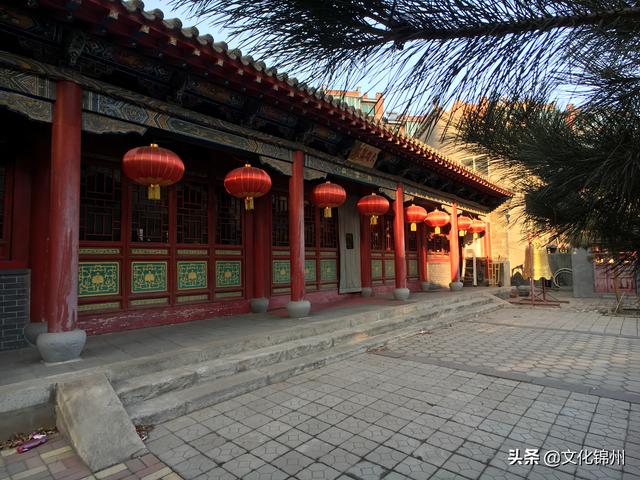 锦州的楼群内还隐藏着一座悠久的古塔和寺院