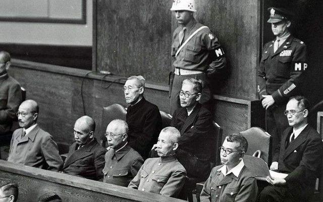 二战时期的日本裕仁天皇，什么在战后没有被当做战犯来处罚